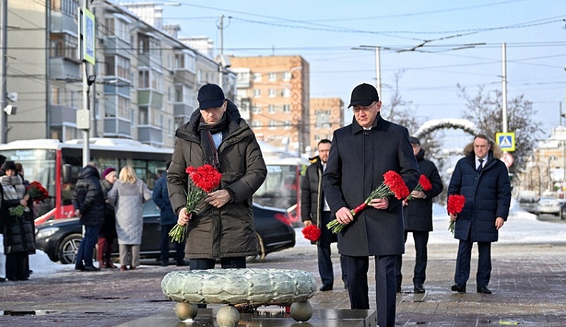  Игорь Щёголев и Владислав Шапша почтили в Калуге память павших защитников Отечества