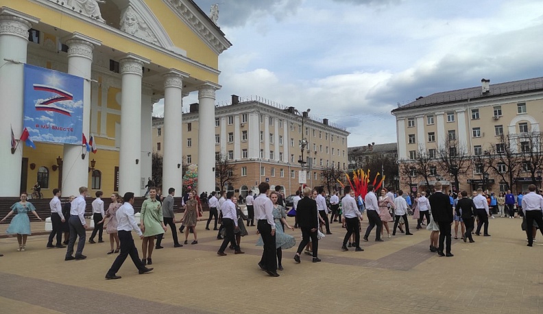 Калужские волонтеры станцевали «Вальс Победы»
