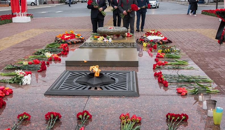 Владислав Шапша возложил цветы к могиле Неизвестного солдата 