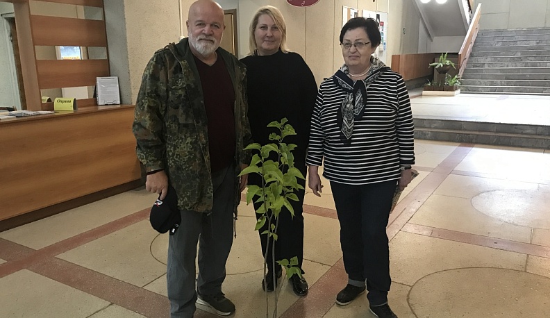 Писатель Сергей Михеенков подарил Обнинску сирень «Маршал Соколовский» 