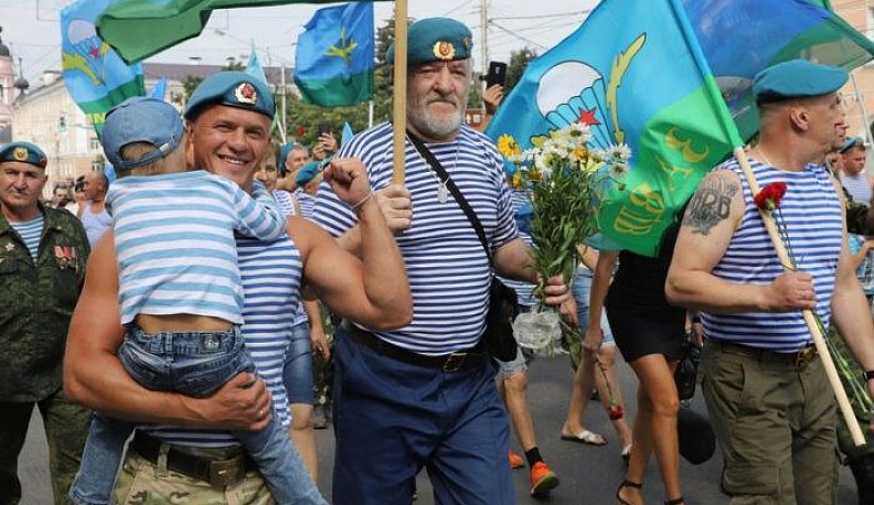 Владислав Шапша поздравил калужских десантников с праздником