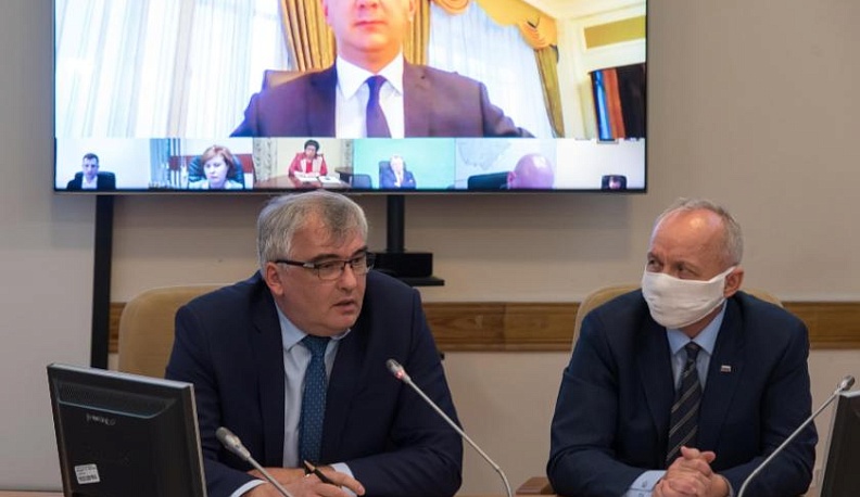 Владислав Шапша поручил решить проблему оформления выплат работникам старше 65 лет