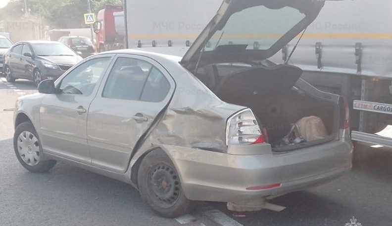В Калужской области на трассе мотоцикл столкнулся с машиной