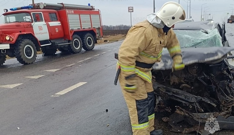 В Калужской области две фуры столкнулись с легковушкой