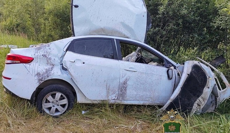 Четыре человека пострадали в результате столкновения фуры и легковушки 