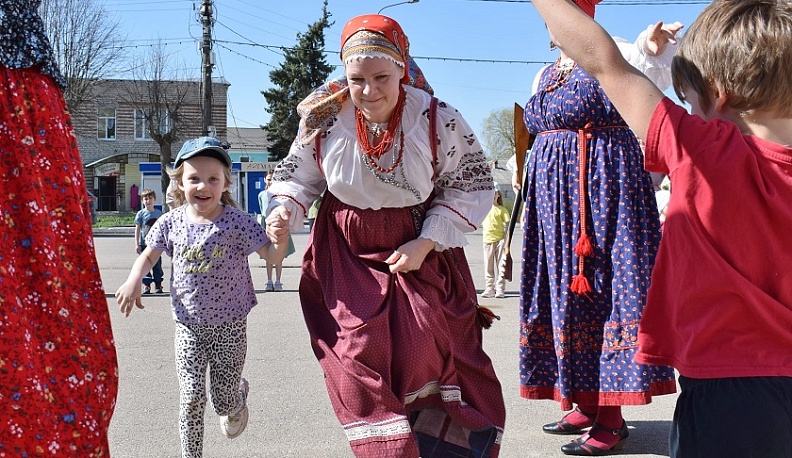 В Тарусе на Светлую Пасху звучали русские фольклорные песни 