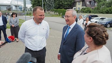 Владислав Шапша передал четыре кареты скорой помощи медикам накануне их праздника