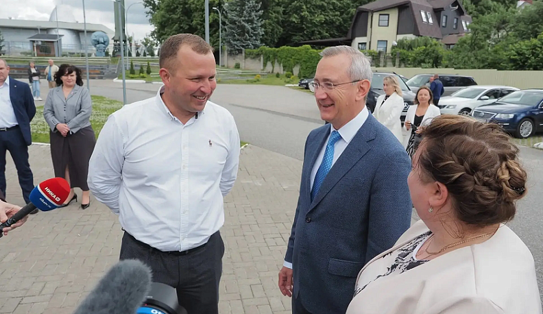 Владислав Шапша передал четыре кареты скорой помощи медикам накануне их праздника