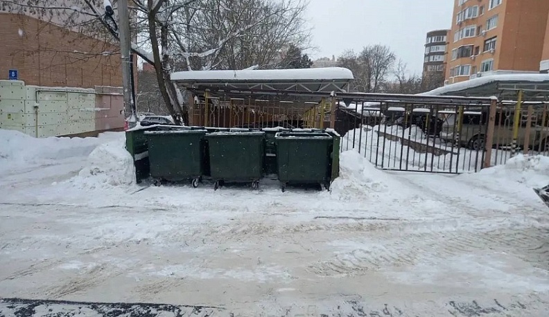 В Калуге продолжают расчищать контейнерные площадки от снега и вывозить мусор