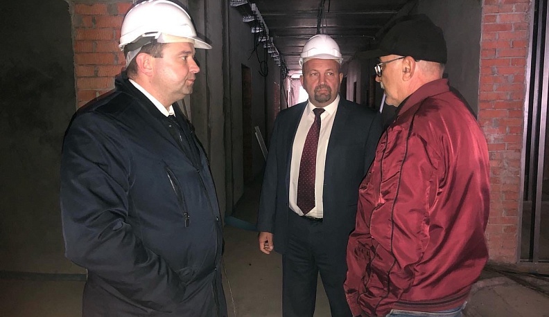 Глава калужского минздрава проконтролировал стройку второго корпуса областной детской больницы