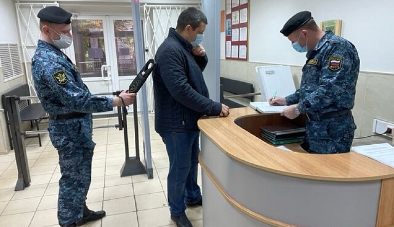 В 2023 году приставы не позволили пронести в суды Калужской области более 7 тысяч запрещенных предметов
