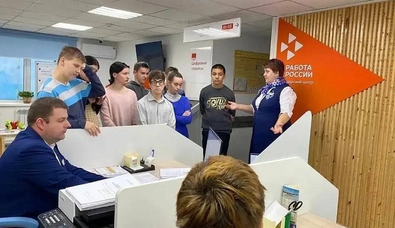 Владислав Шапша поздравил калужскую службу занятости с 35-летием