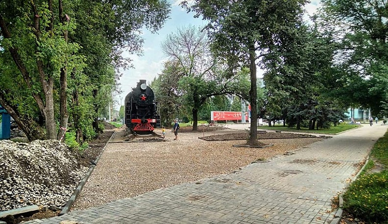 В Калуге расчистили площадку возле паровоза в сквере ВЛКСМ