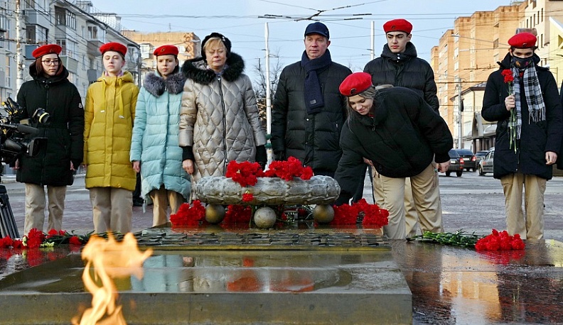 Владислав Шапша возложил цветы к Могиле неизвестного солдата в Калуге