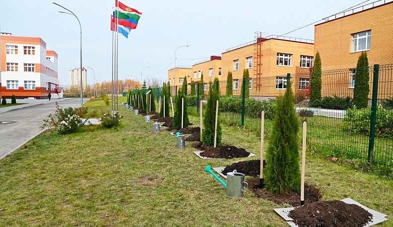 На Правом берегу Калуги прошла экологическая акция «Аллея знаний»