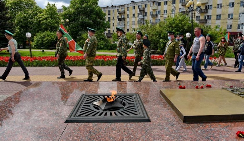 Калужские пограничники прошли по городу, не дожидаясь 1 июля