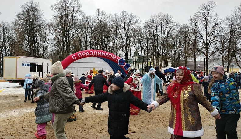На Масленице в Юхнове соревновались юнармейцы и частушечники