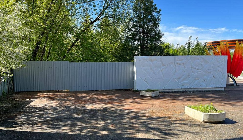 В Калуге на Пятницком кладбище восстановили упавший забор