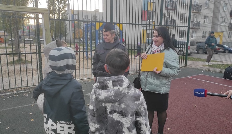 По улицам микрорайона Кошелев в Калуге прошел рейд Родительского патруля