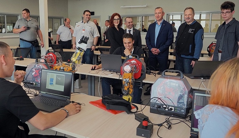 Губернатор Владислав Шапша и ректор МГТУ им. Н.Э. Баумана Михаил Гордин посетили Федеральный технопарк