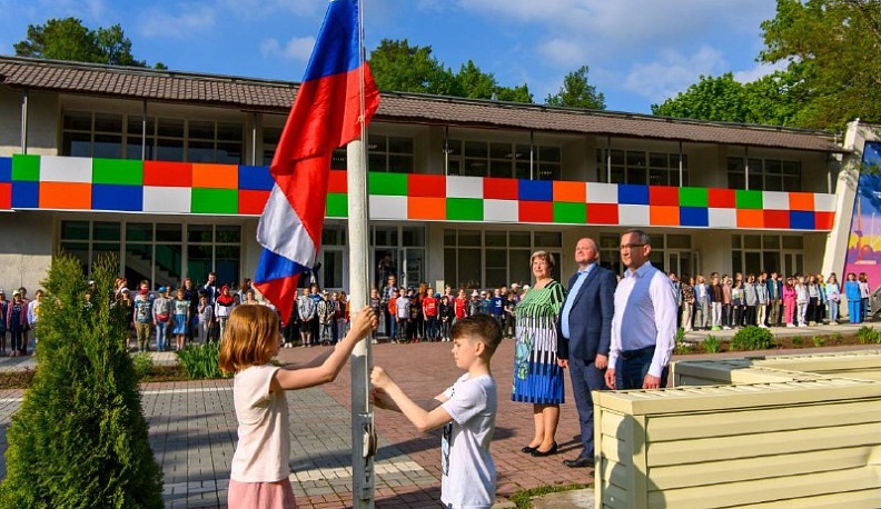 Владислав Шапша поздравил детей в лагере «Сокол» с началом каникул