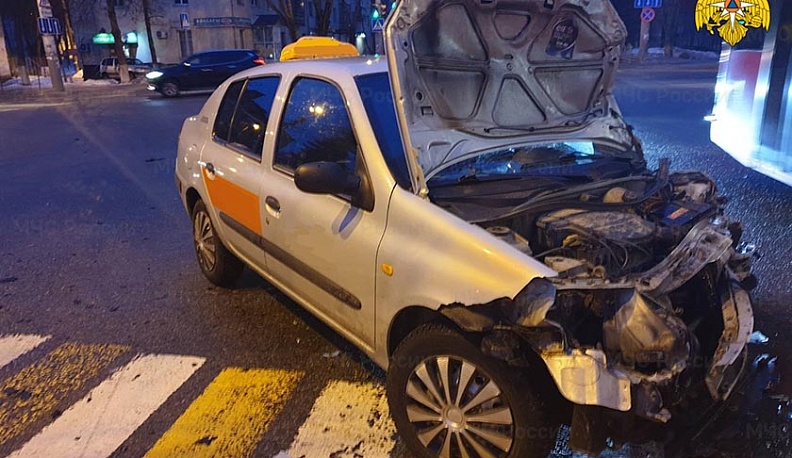 Авария с такси парализовала утром движение в центре Калуги