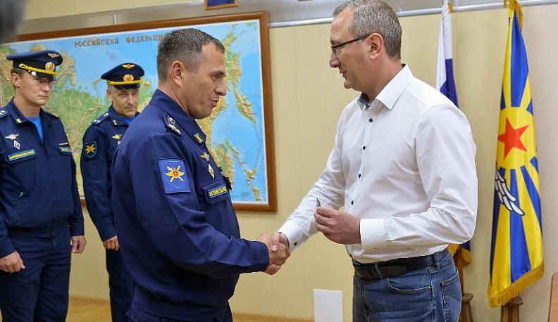 Владислав Шапша вручил военным летчикам областные награды, приуроченные к профессиональному празднику