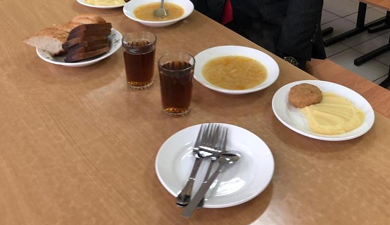 Все школьные столовые в Калужской области за два года перейдут на безнал