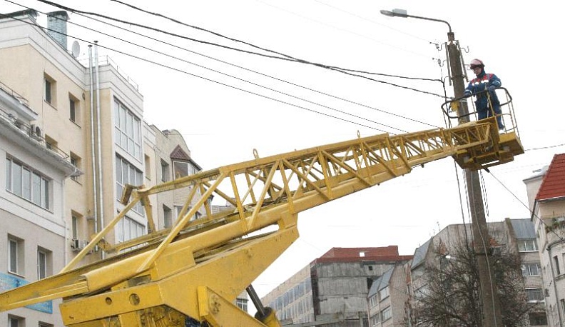 В Калужской области энергетики восстановили поврежденное грозой электроснабжение