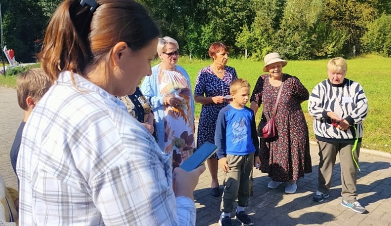 В Щелкановском сельском поселении Юхновского района избирателей встречала весёлая панда