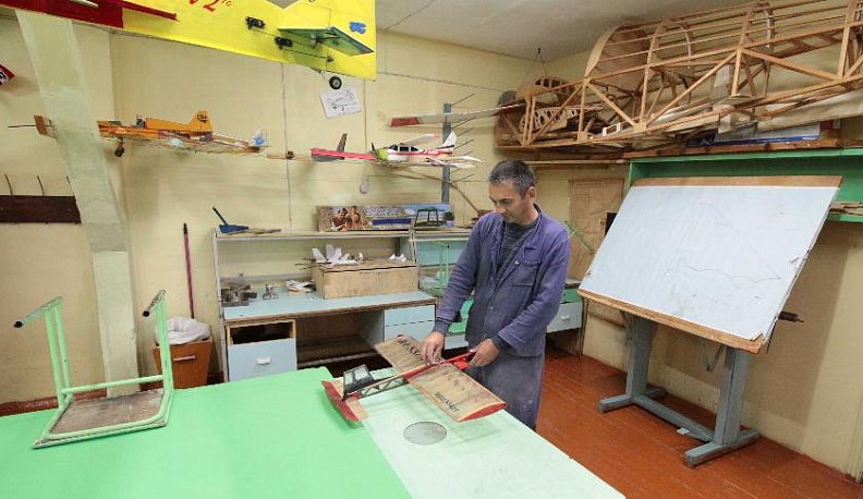 Мальчишки учатся летать