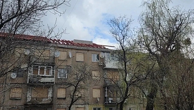 Калужские строители восстанавливают крышу дома в подшефном городе Золотое