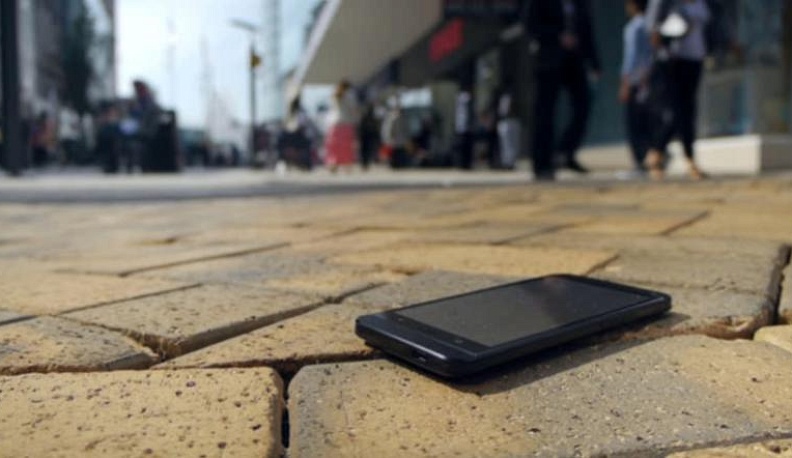 На улице Козельска у девушки украли телефон