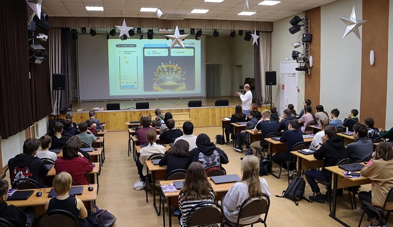 Дмитрий Разумовский провел «Урок цифры» в Центре «Созвездие» Калуги