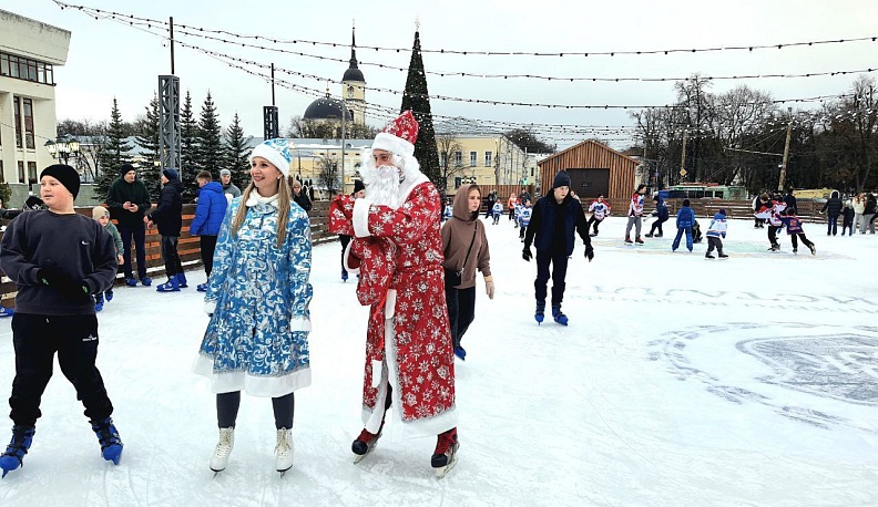 В Калуге на площади Старый торг открылся каток