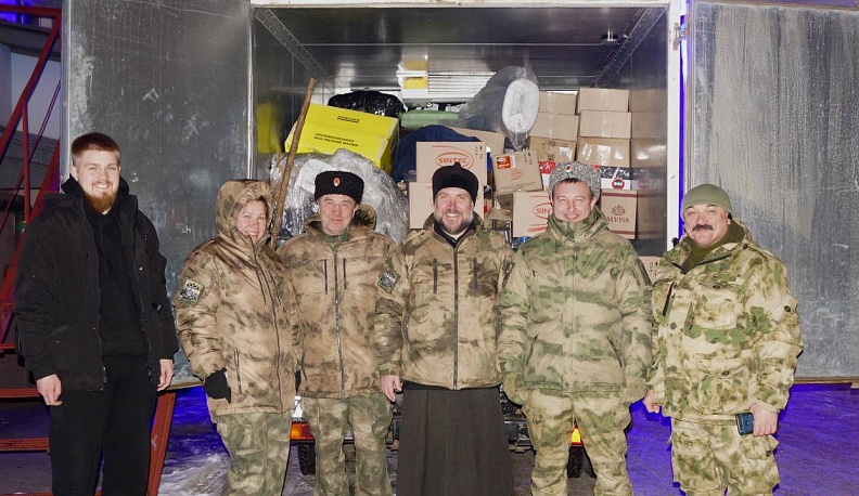 Многострадальная «Газель» Лопатиных, которую уже не раз пришлось серьезно ремонтировать, стала практически общественным автомобилем по доставке гуманитарных грузов. А Андрей с Ольгой, которая часто подменяет мужа в дороге (крайние слева) – почти бессменно