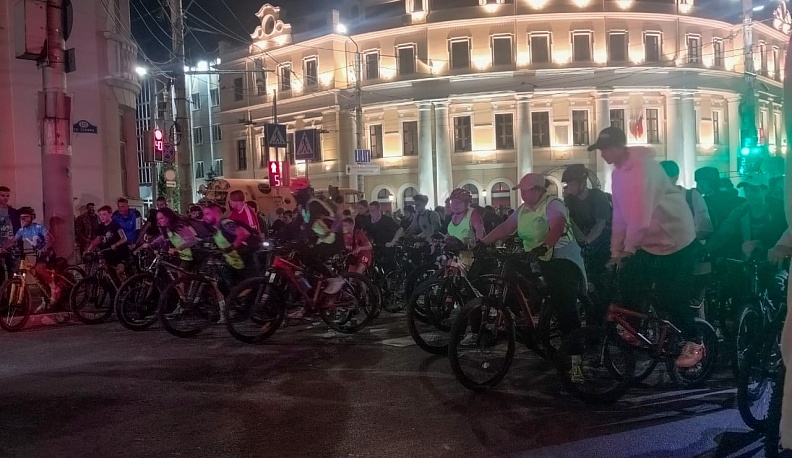 Велосипедисты проехали по улицам ночной Калуги