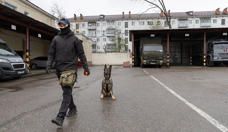 Калужские школьники получили первые паспорта на базе ОМОНа