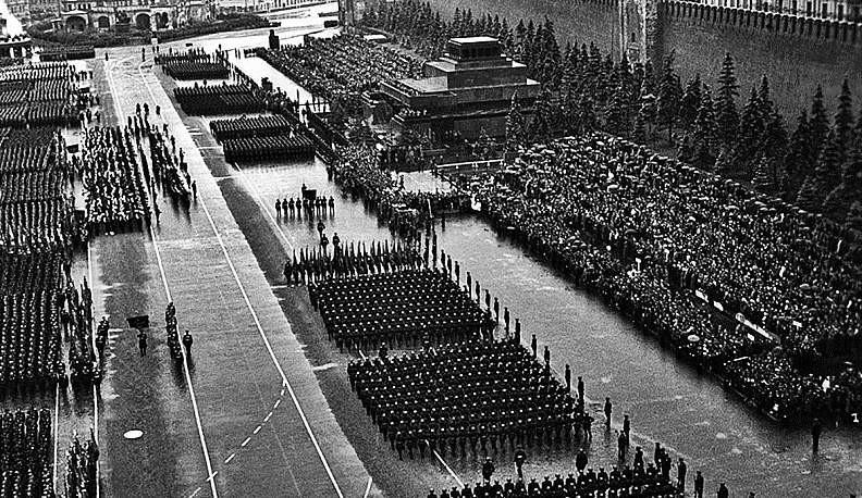 С фронтовых дорог – на Красную площадь