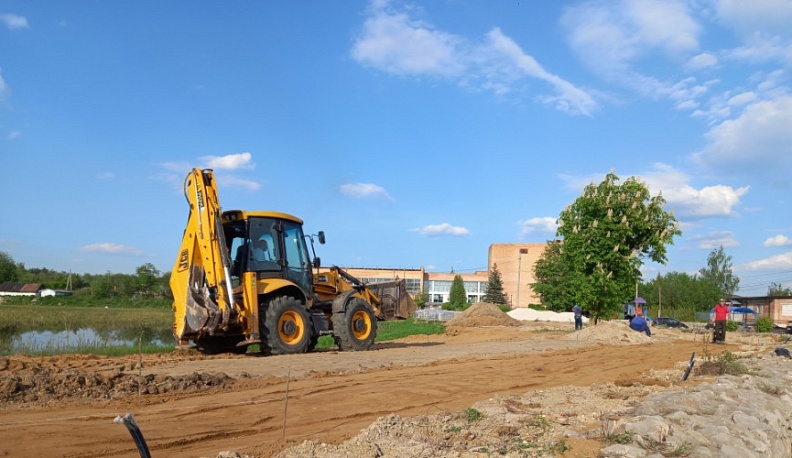 В деревне Жилетово Дзержинского района началось благоустройство набережной пруда