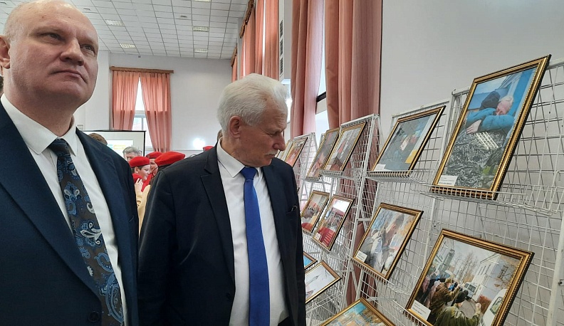 В Сухиничском районе открылась выставка фотографий «СВОИ»