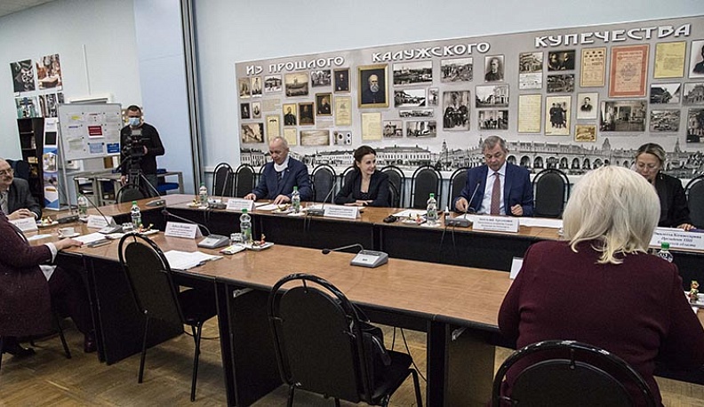 Всем выйти из тени: Анатолий Артамонов посоветовался с бизнесом, как избавиться от «серых» зарплат