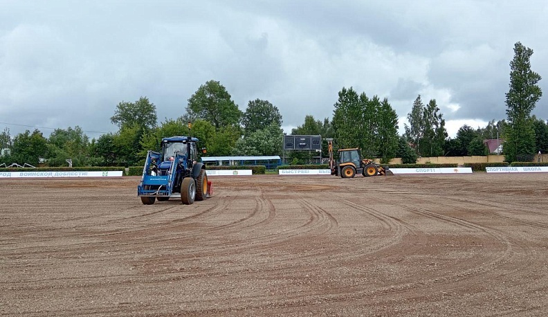 В Кировском районе почти завершено строительство нового футбольного поля