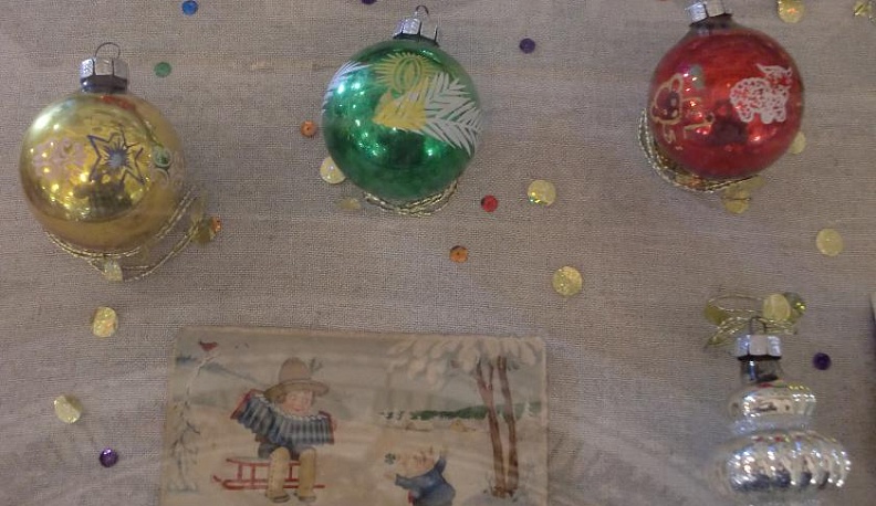 В Калуге проходит выставка старинных новогодних открыток и игрушек 