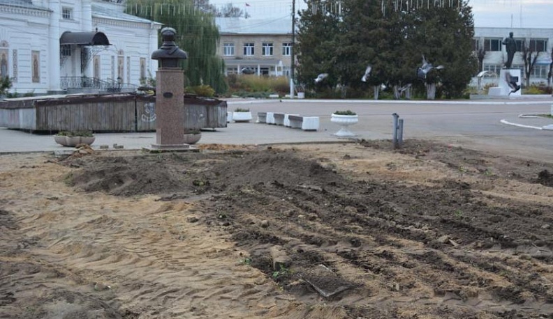 В центре Тарусы началось благоустройство сквера 