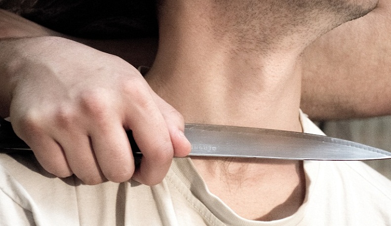 В Козельске мужчина чуть не лишил головы знакомого