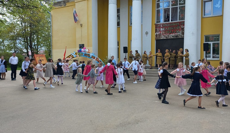 В Мосальске станцевали Вальс Победы