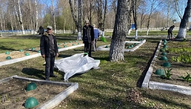 В Людиновском округе приводят в порядок мемориалы в преддверии Дня Победы