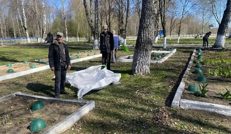 В Людиновском округе приводят в порядок мемориалы в преддверии Дня Победы