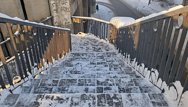 В Калуге почистили лестницу от снега после обращений в интернете